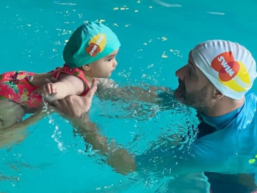 Clases de natación para bebés en la piscina de Boulogne-Billancourt (92)