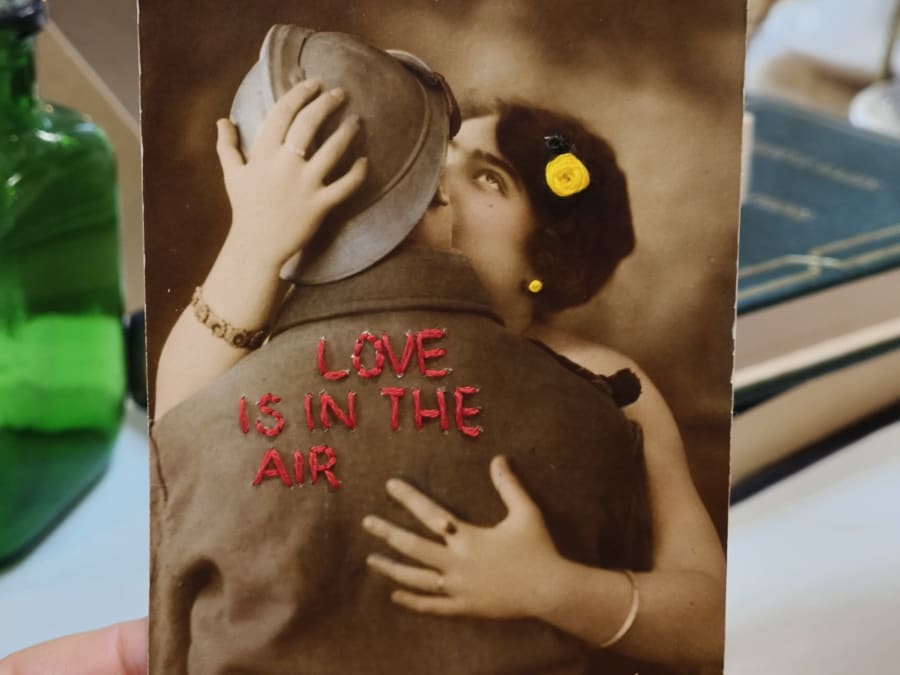 Atelier broderie sur photo et carte ancienne à Luchapt (86)