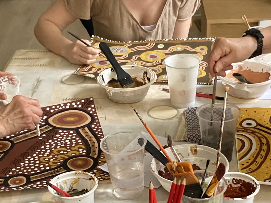 Workshop de iniciação à pintura aborígene em Aouste-sur-Sye (26)