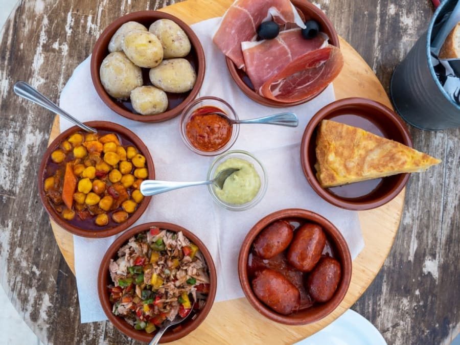 Visita guidata in tuk-tuk, tapas e serata di flamenco a Malaga