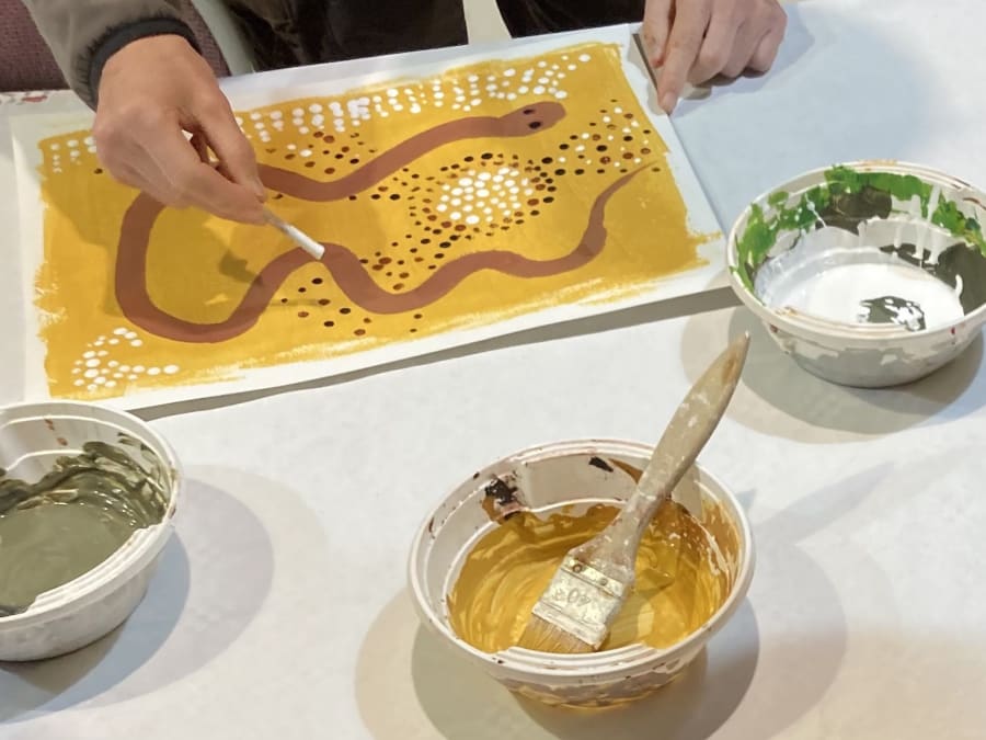 Workshop de iniciação à pintura aborígene em Aouste-sur-Sye (26)