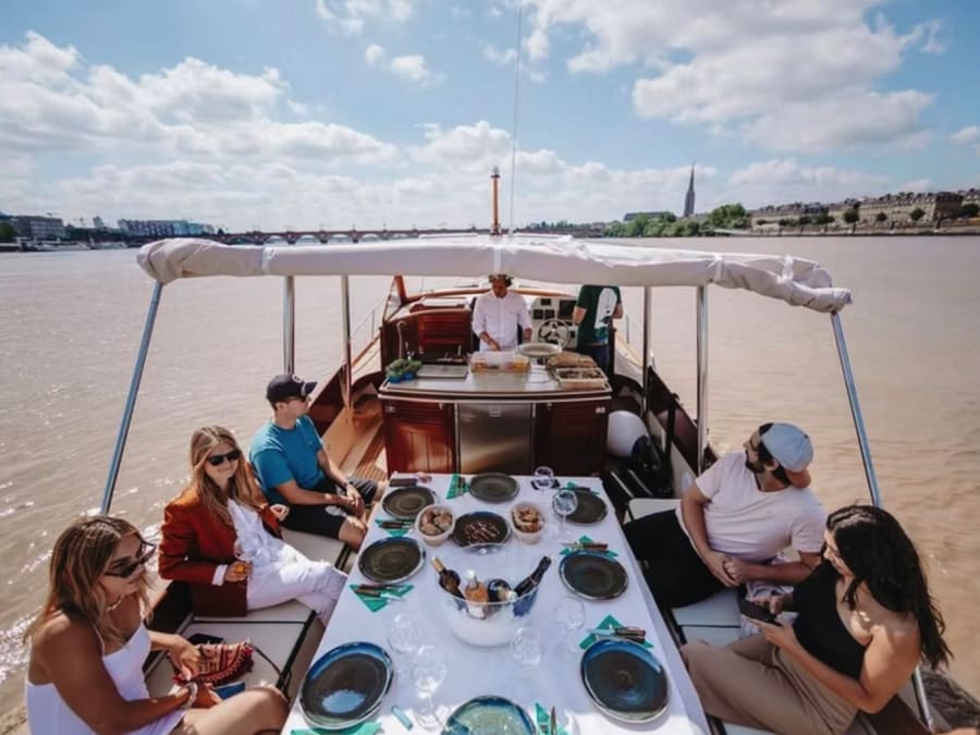 Guided tour & private brunch on a boat in Bordeaux (33)