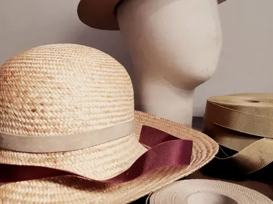 Atelier création de chapeau avec une créatrice mode à Paris 9e