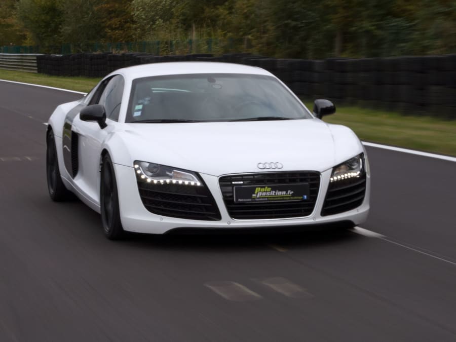 photo d'une audi R8 blanche