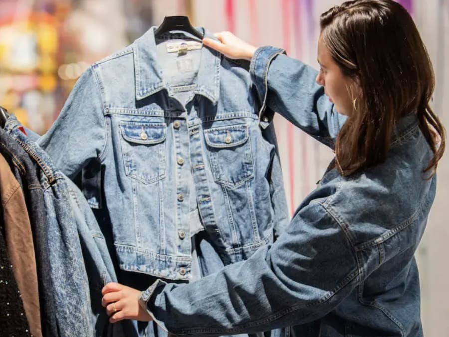 Taller de personalización de chaquetas Upcycling en el distrito 