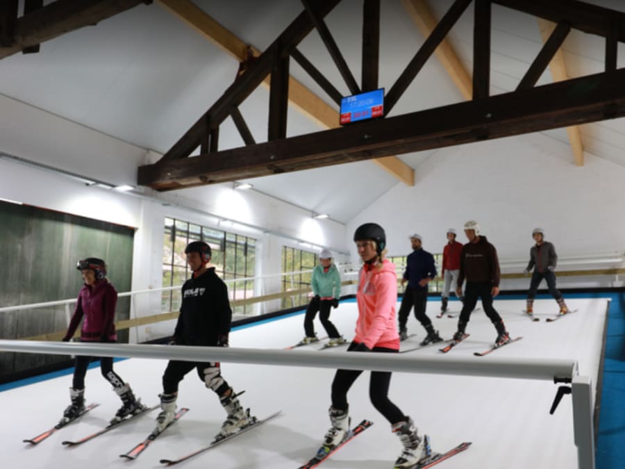 Indoor ski slope simulator in Nîmes (30)