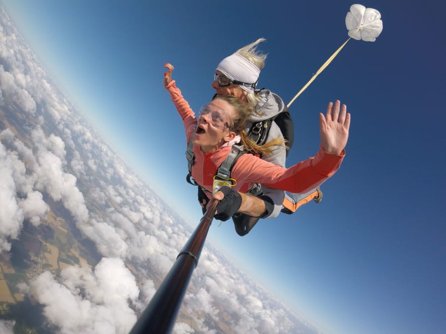 Tandem skydiving near Montargis (45)