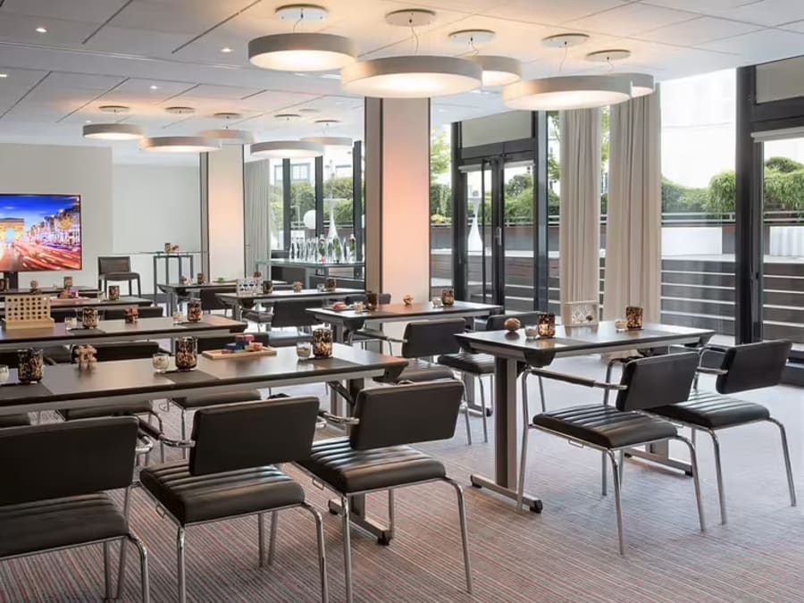 Renaissance Paris Arc de Triomphe *****