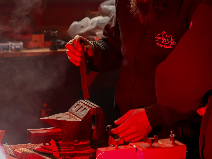 Atelier fabrication d'un couteau en inox à Cluses (74)