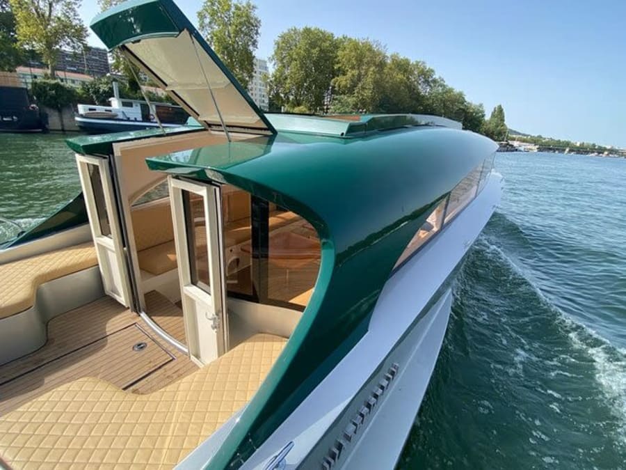 Private cruise with wine and cheese tasting in Paris