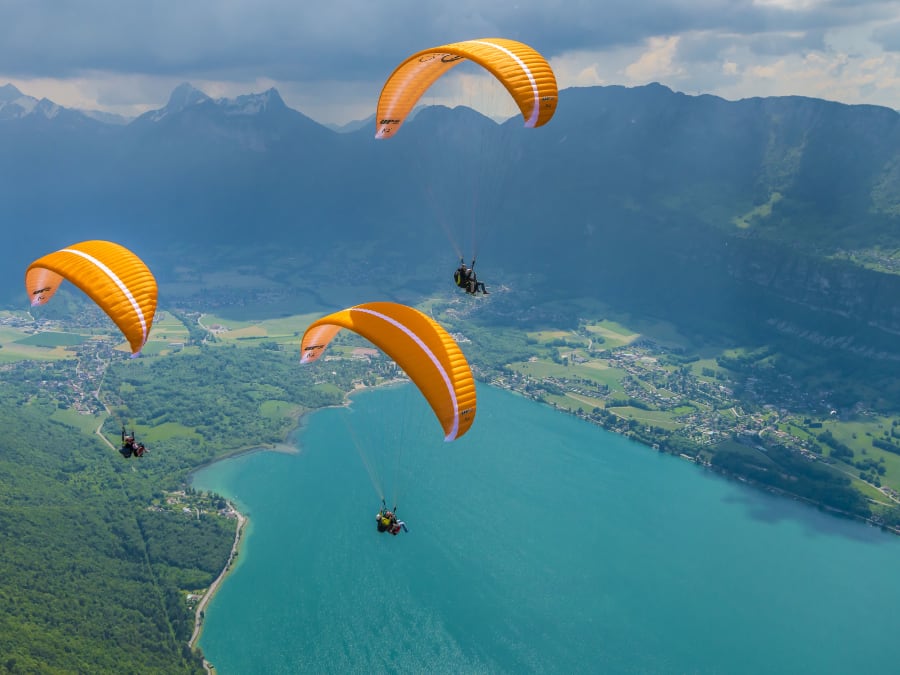 Vuelo en parapente sobre el lago de Annecy