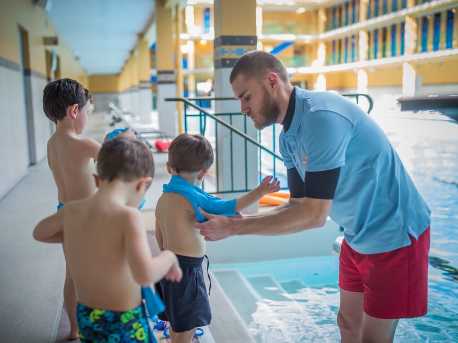 Cours de natation pour les enfants à la piscine Molitor, Paris