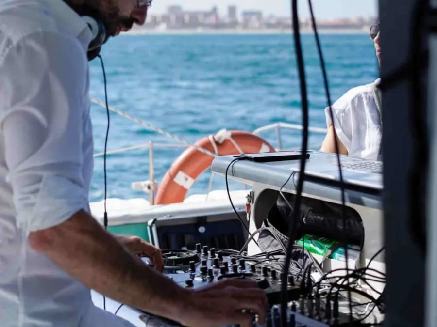Crucero festivo en catamarán con baño y paella, con salida desde Valencia