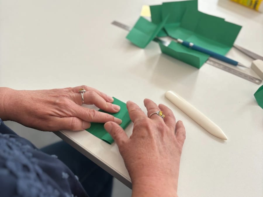 Workshop zur Gestaltung eines Origami-Kunstwerks aus Papier im 11. Arrondissement von Paris