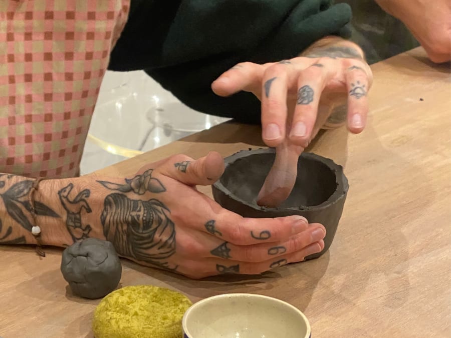 Team building atelier modelage céramique à Paris 17ème