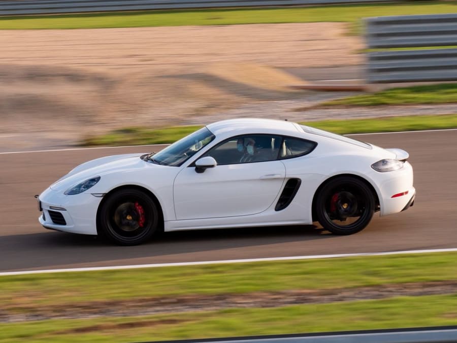 photo d'une porsche caymn s718