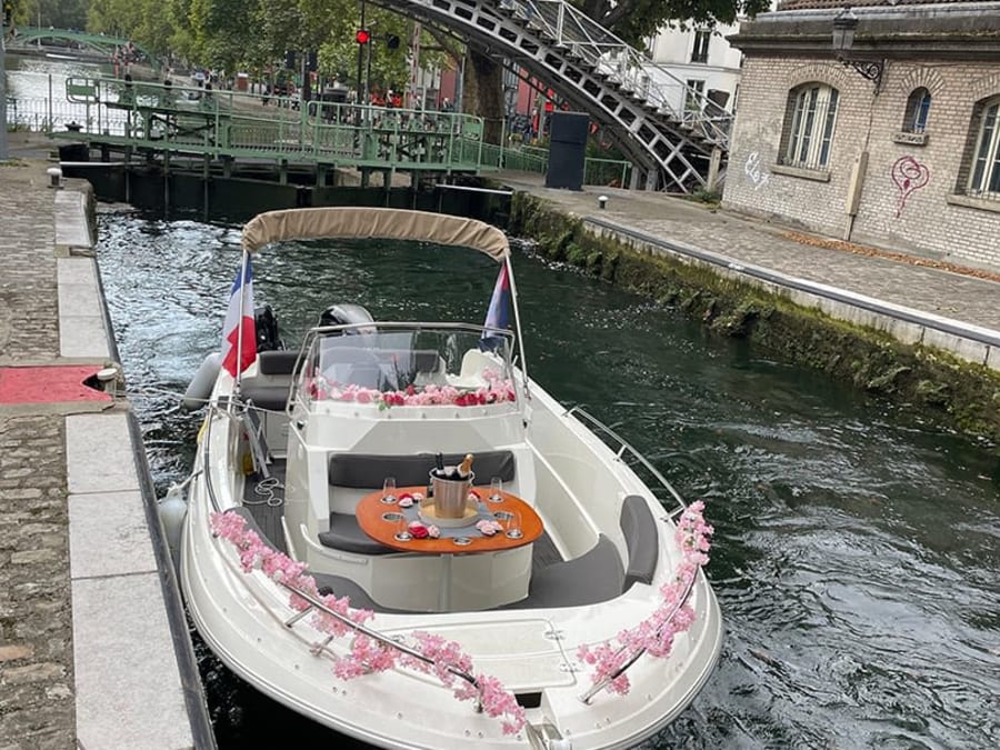 Croisière privée sur la Seine et le canal Saint-Martin à Paris 7ème