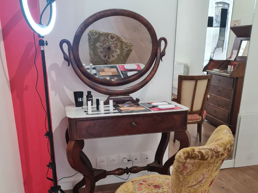 Tratamiento de belleza con un maquillador profesional en Lyon