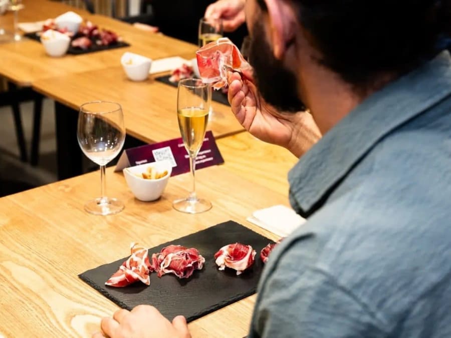 Tasting of 4 Iberian hams and wines in Barcelona