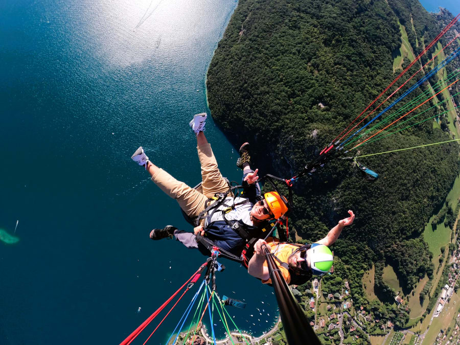 Vuelo en parapente sobre el lago de Annecy