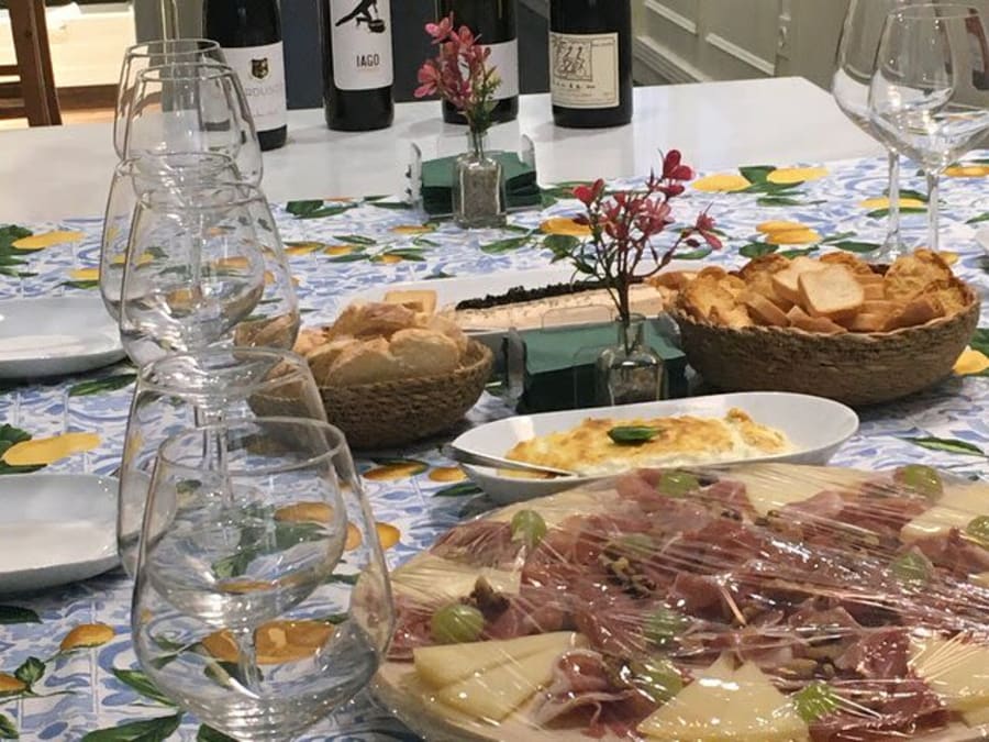 Proeverij van Galicische wijnen met een lunch waarbij de gerechten en wijnen op elkaar zijn afgestemd
