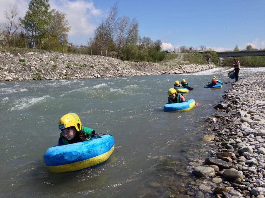 Natación en aguas bravas o piragüismo Hot-Dog en el río Drac