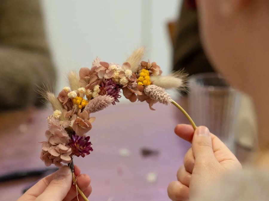 Taller de confección de una corona de flores secas en París
