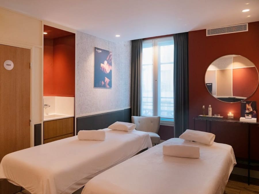 Relaxing massage at Spa Hysope in Paris 8th district