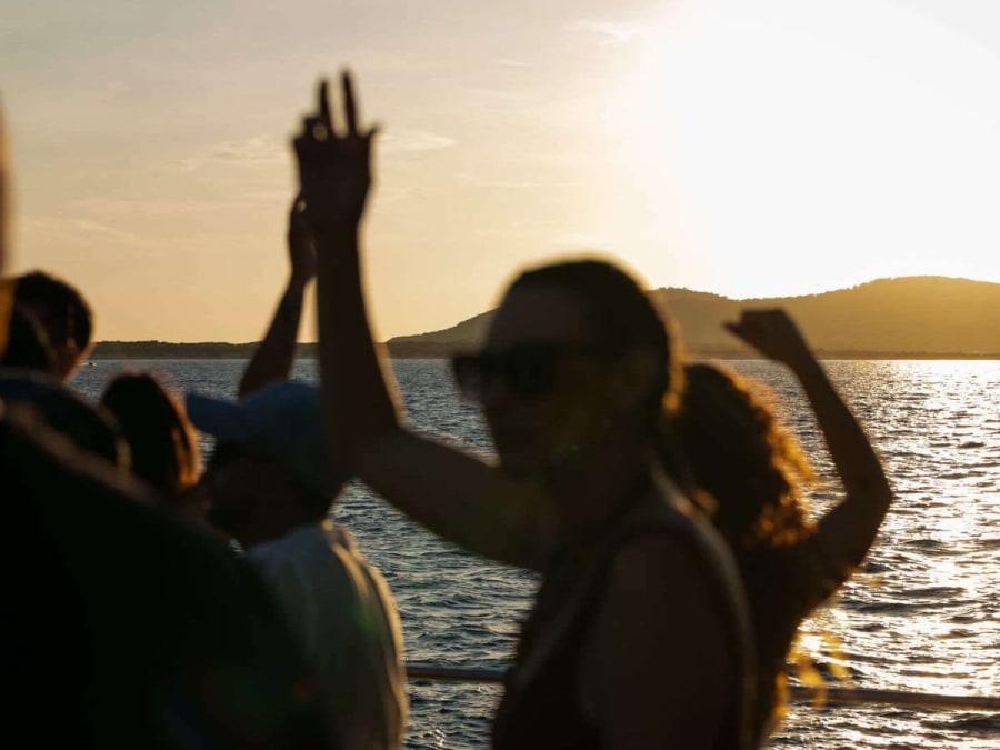 Excursión de un día en barco a Formentera + fiesta al atardecer 