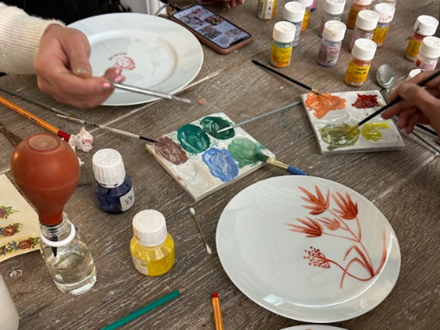 Atelier décoration sur porcelaine à Limoges (87)