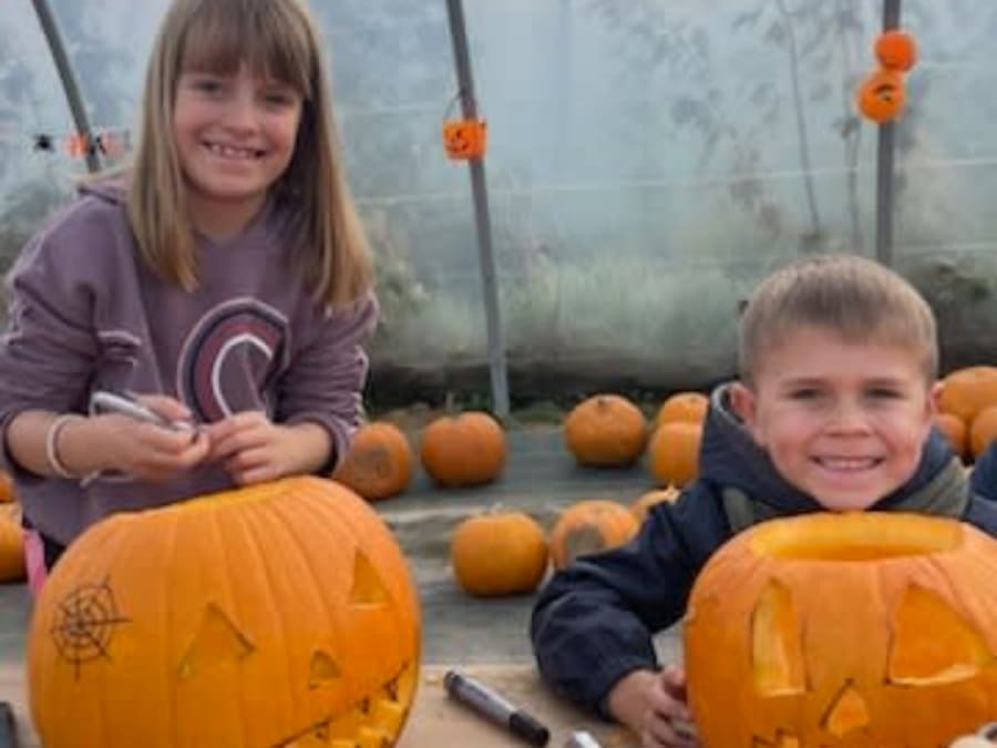Oficina de abóboras para o Halloween na Cueillette de Férin (59)