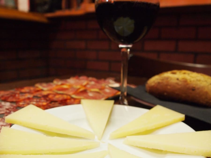 Wine and Tapas Food Tour with Lunch in Madrid