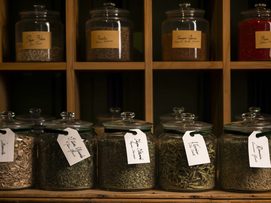 Taller de destilación de ginebra en el distrito 1 de París