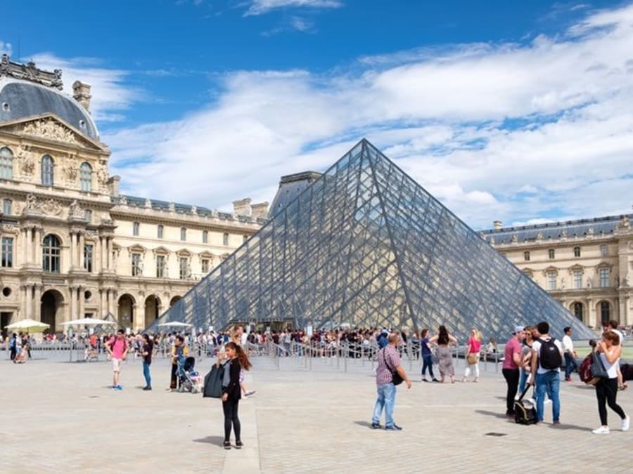 Fiesta de asesinatos en los patios del Louvre (75)