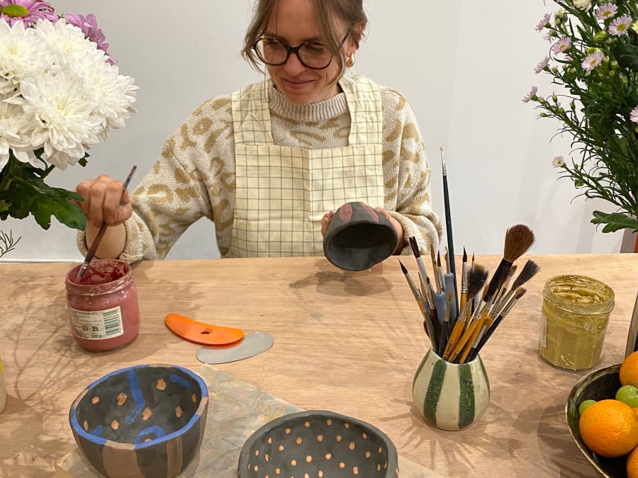 Team building atelier modelage céramique à Paris 17ème