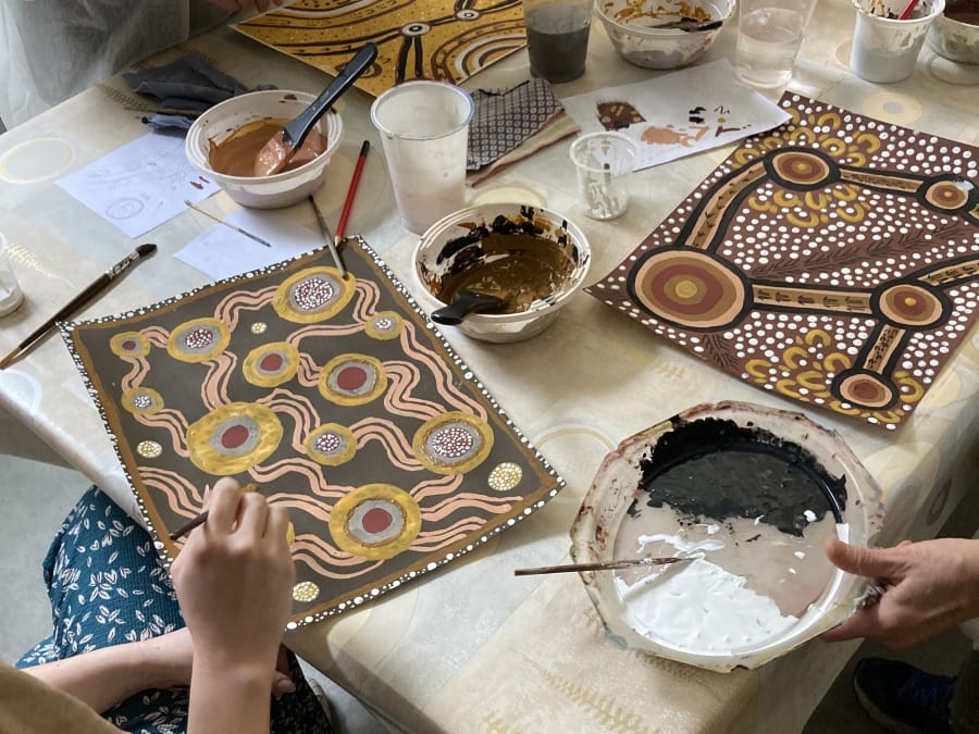 Workshop de iniciação à pintura aborígene em Aouste-sur-Sye (26)