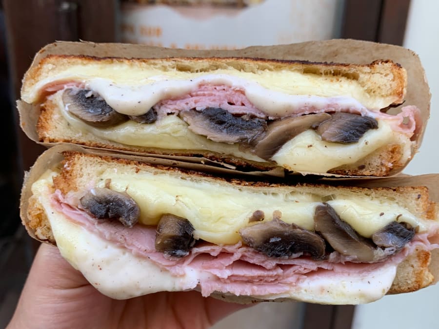 Food Tour "No Diet Club" in Montmartre