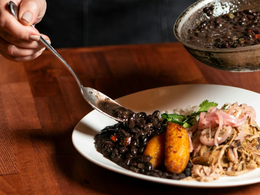 Taller de cocina cubana y comida en el distrito 8 de París