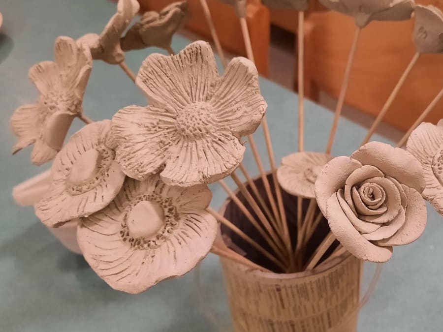 Atelier création d'un bouquet de fleurs en argile à Paris 14ème