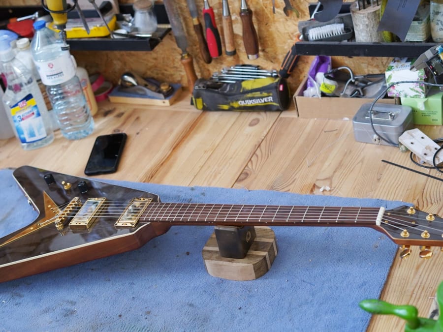 Taller de afinación de guitarras y bajos con un luthier en el di