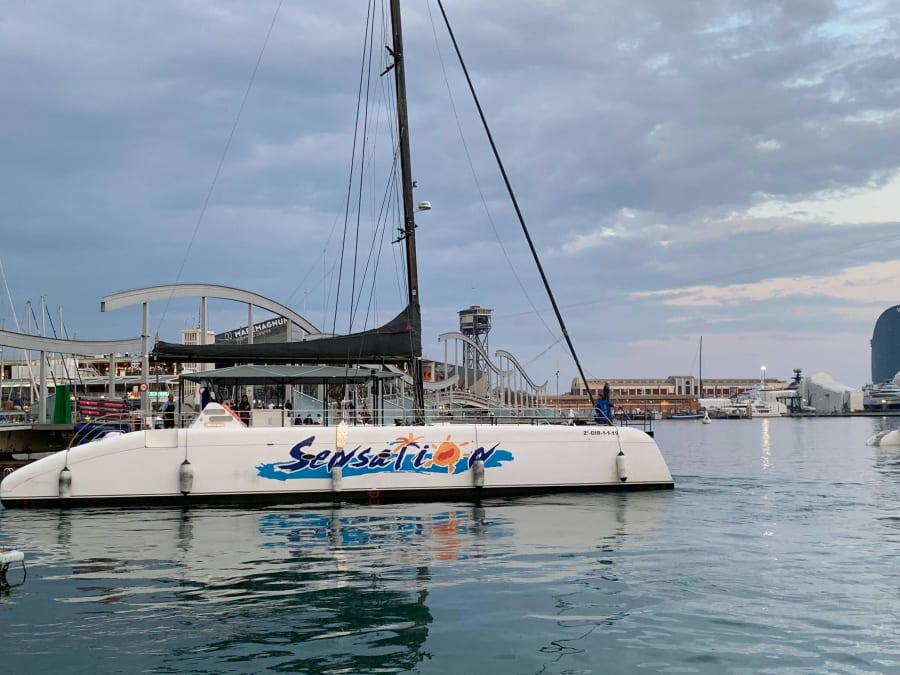 Croisière sur un catamaran avec barbecue à Barcelone