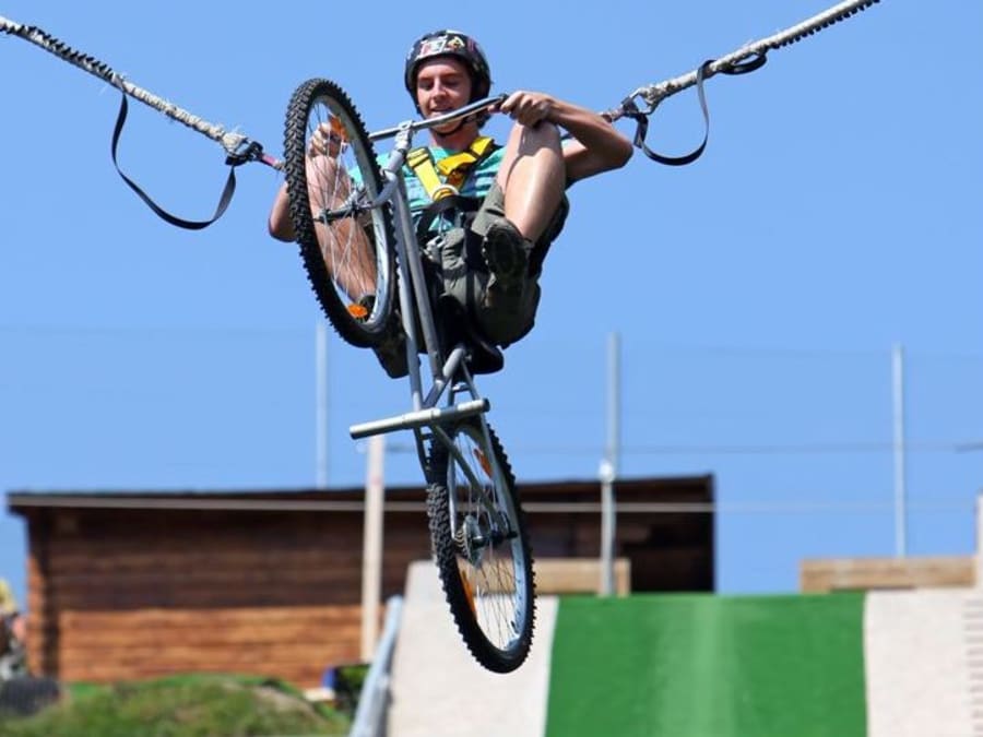 Saut À L'élastique Sur Tremplin À Saint-Jean-De-Sixt (74)