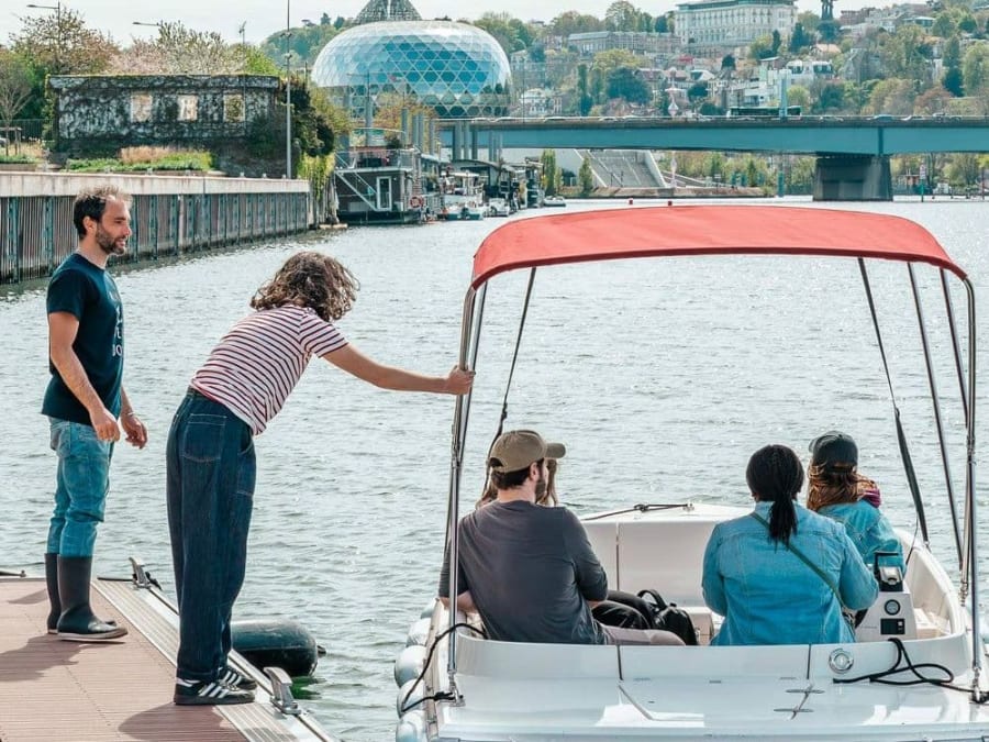 Electric boat rental (max. 9 people) in Boulogne