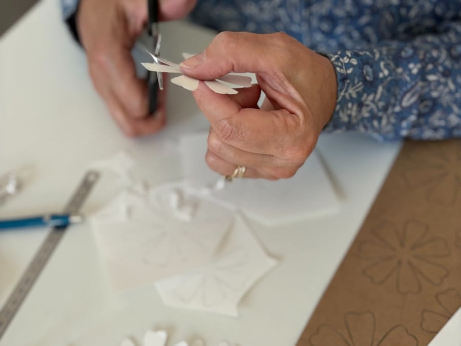 Workshop zur Herstellung einer Blumenbrosche aus Papier im 11. Arrondissement von Paris