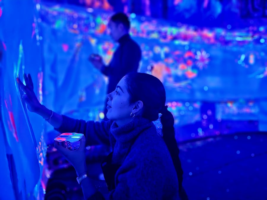Pintura fluorescente en el taller oscuro de Lyon (69)