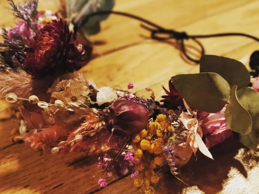 Taller de coronas de flores desgarradas en el distrito 4 de Lyon