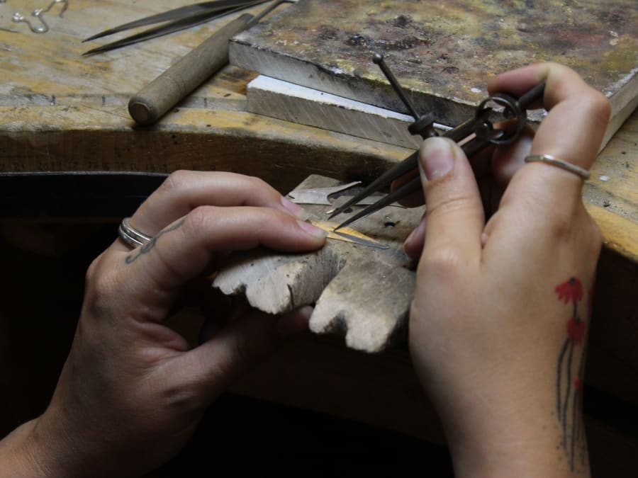 Atelier boucles d'oreilles en argent à Marseille (13)