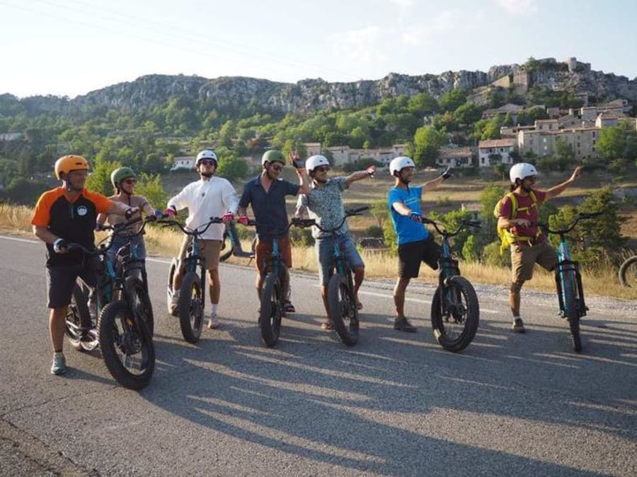 Balade à trottinette électrique dans le village de Trigance (83)