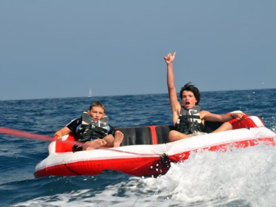 Boya remolcada en Sainte-Maxime (83)