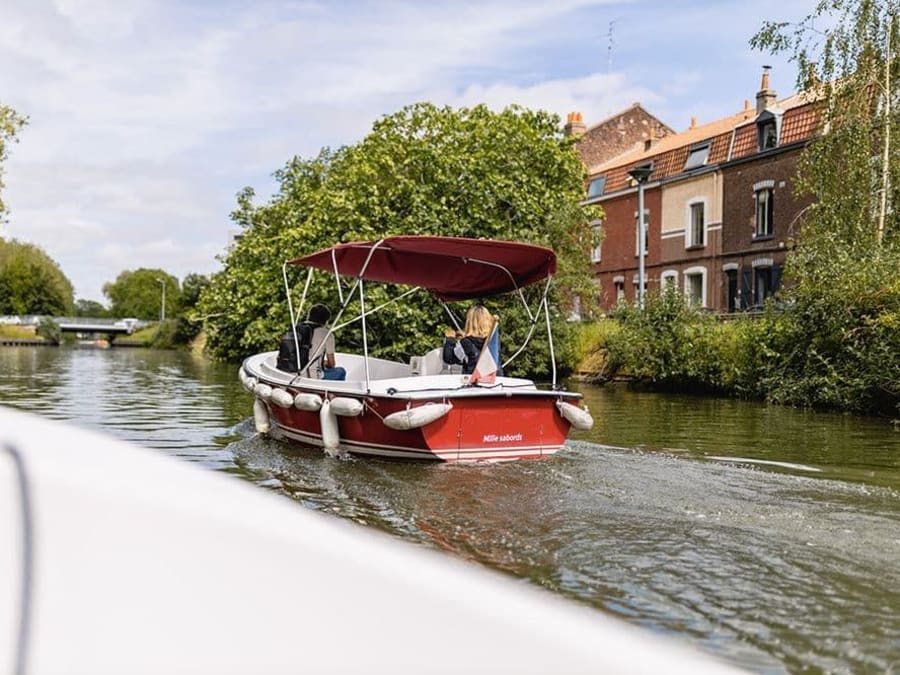 Electric boat rental (7 people max.) in Lille